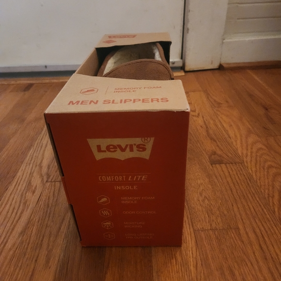 🔮 [3/$30] Levi's Slippers - Picture 7 of 9